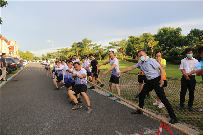 2022年8月，中馬合資公司組織員工參加中馬控股成立五周年運動會--拔河比賽